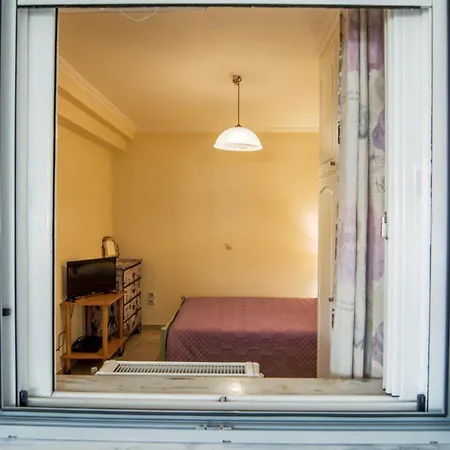 Central Flat With Covered Patio! 公寓