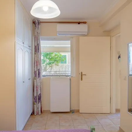 Central Flat With Covered Patio! *