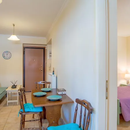 Central Flat With Covered Patio! 公寓