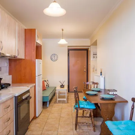 Central Flat With Covered Patio!