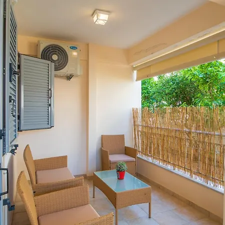 Central Flat With Covered Patio! 公寓