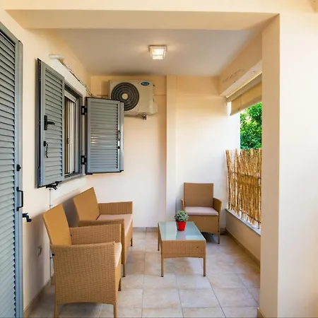 Central Flat With Covered Patio!
