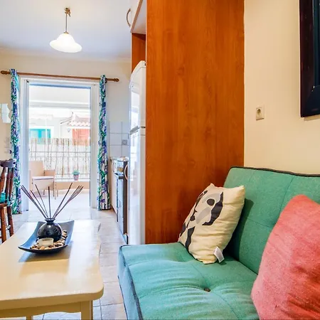 Central Flat With Covered Patio! 公寓