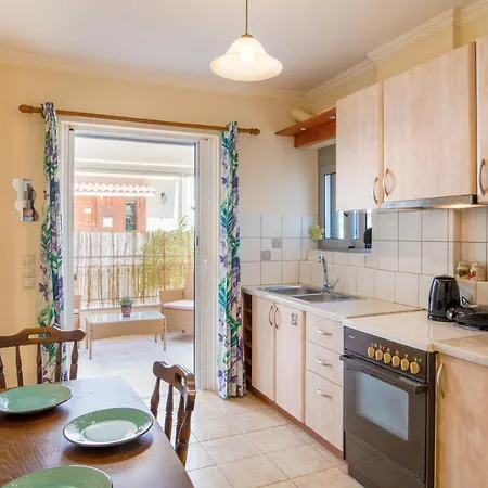 Central Flat With Covered Patio! 公寓